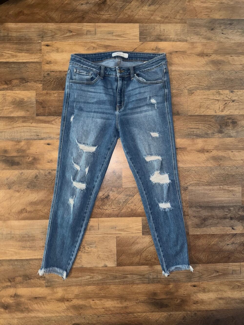 Kancan women’s distressed skinny blue jeans